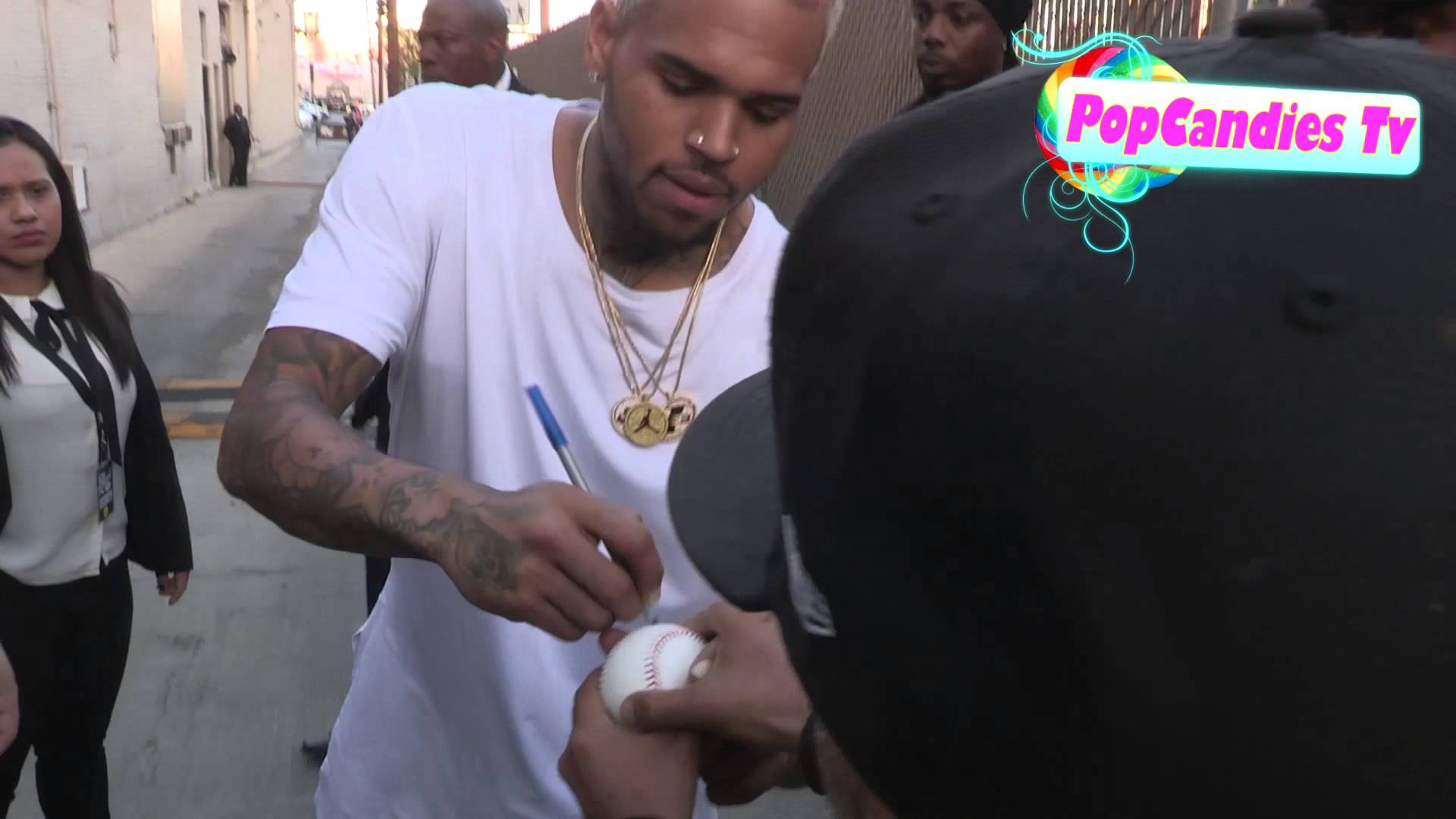 Chris Brown taking selfies while greeting fans after performance at ...