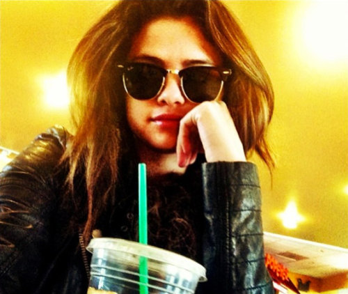 Selena-Gomez-Starbucks